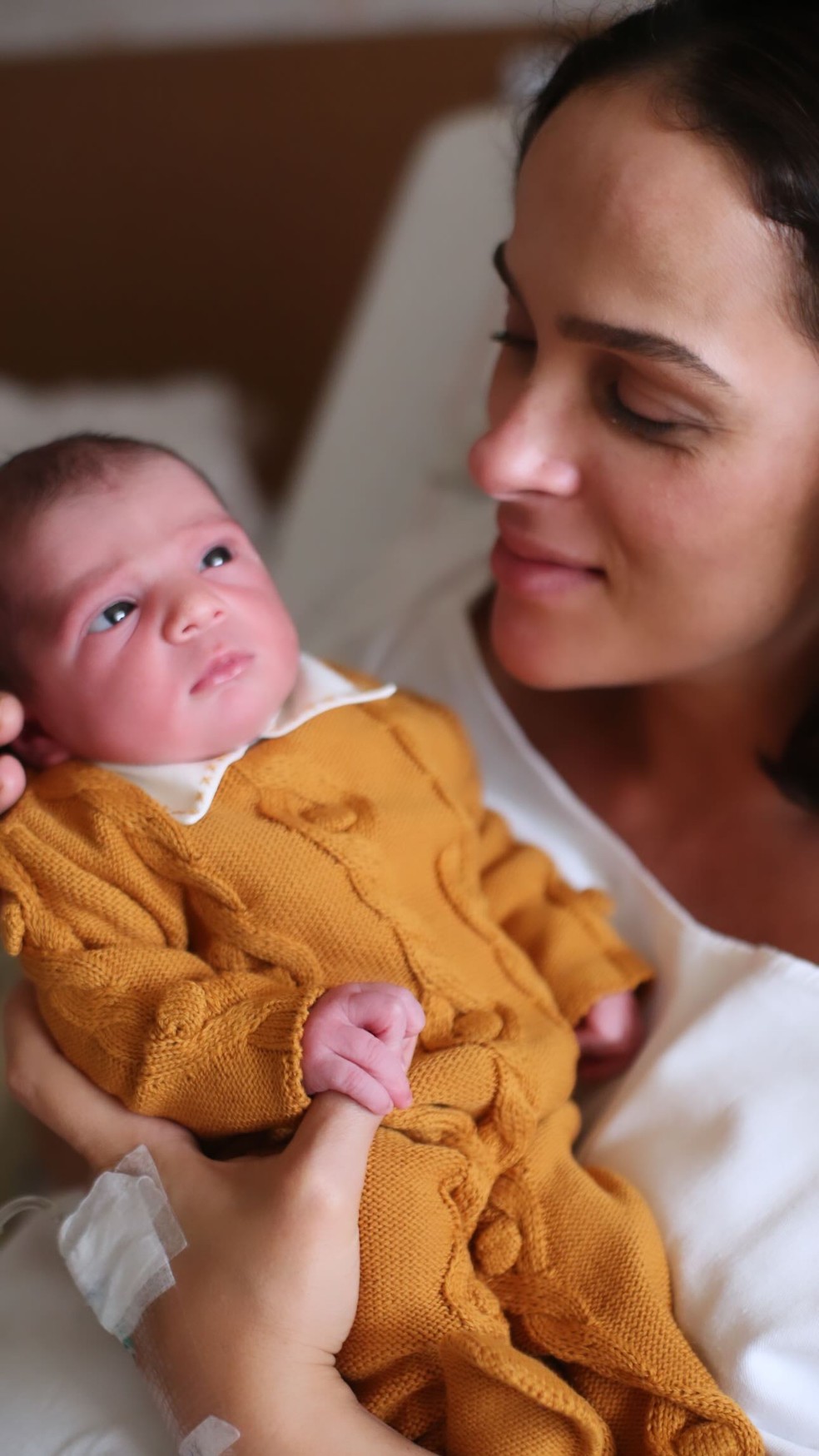 Letícia Cazarré e o filho Estêvão na maternidade — Foto: Reprodução/Instagram