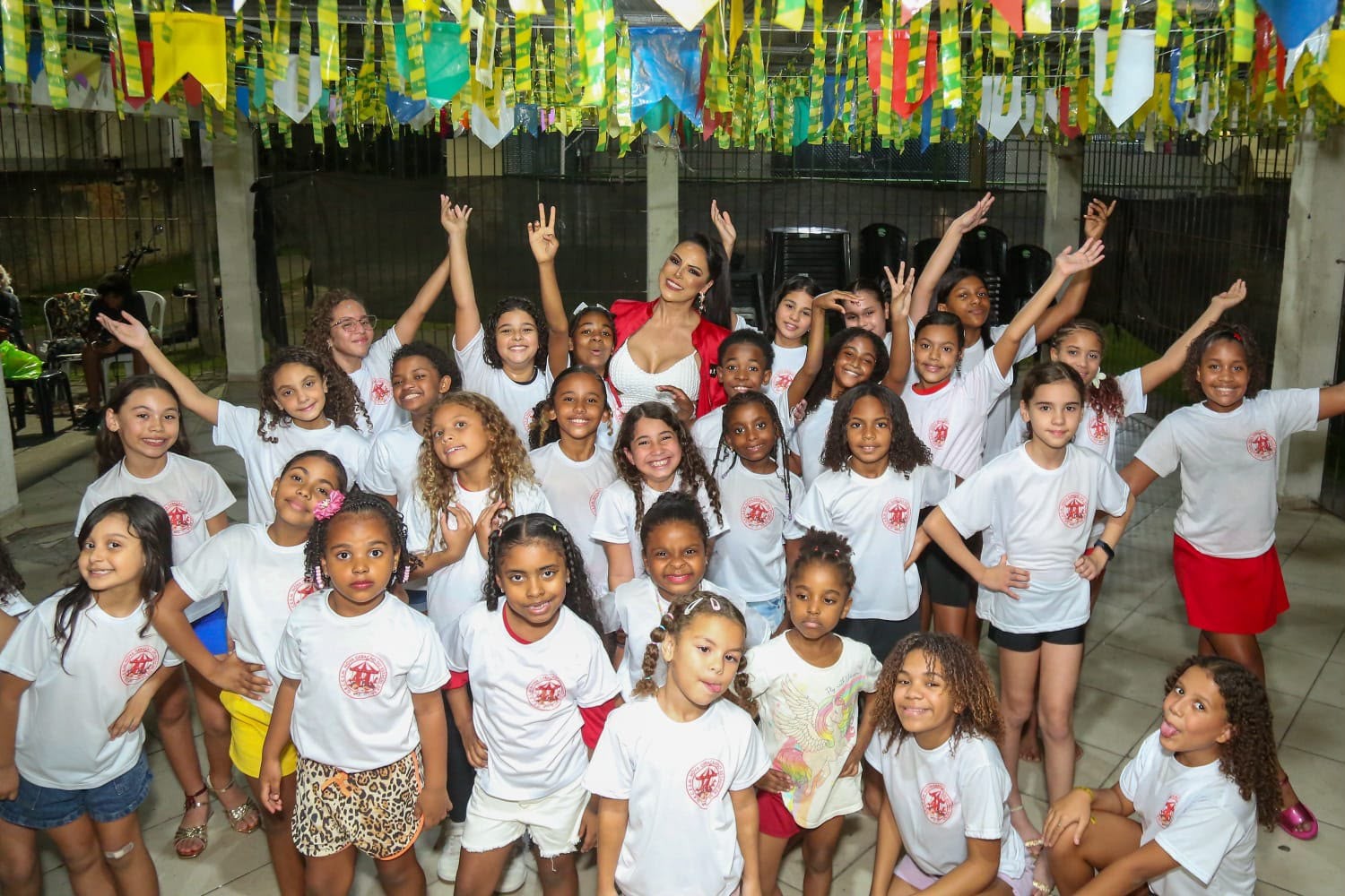 Rainha de bateria da Estácio presenteia escola mirim com fantasias pro Carnaval 2027