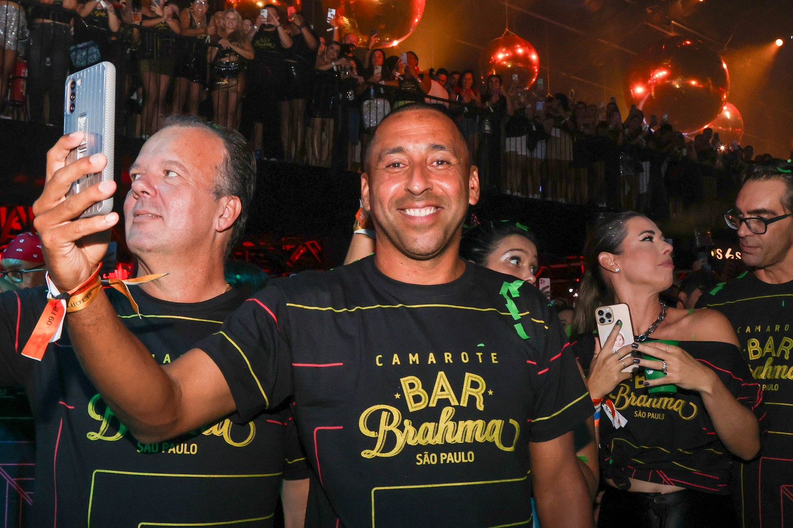 O ex-jogador de vôlei Serginho Escadinha prestigia primeira noite de desfiles do Carnaval 2024 de São Paulo — Foto: Tomzé Fonseca/AgNews