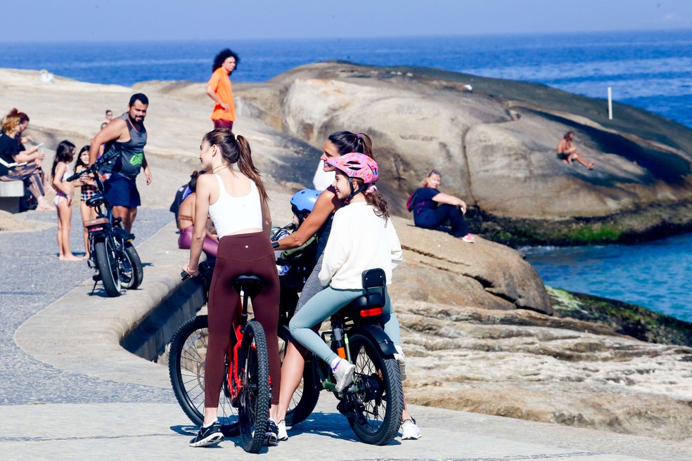 Daniella Sarahyba anda de bicicleta com os tr&ecirc;s filhos no Rio &mdash; Foto: J C Pereira/AgNews