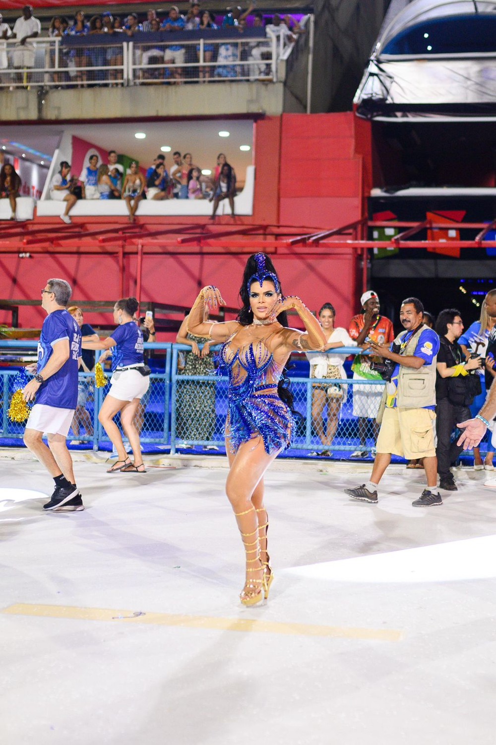 juliana-souza-usa-look-luxuoso-no-ensaio-t-cnico-da-vila-isabel