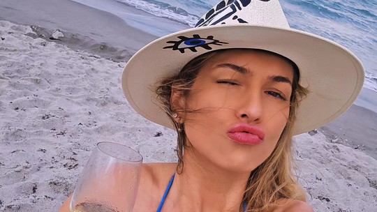 Lívia Andrade bebe champanhe ao curtir praia de biquíni nos EUA