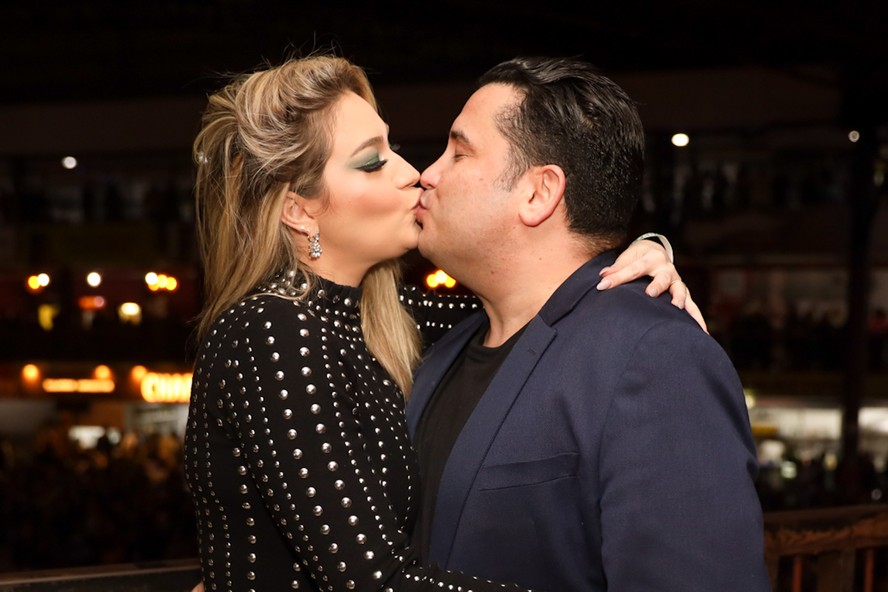 Ex-BBB Marília Miranda troca beijos com o marido, Léo Oliveira
