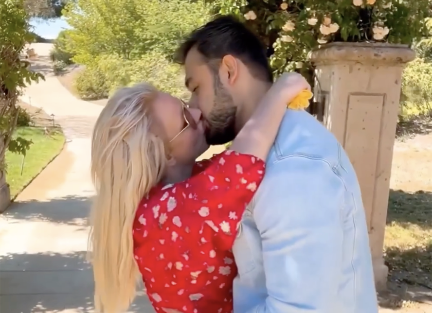 Britney Spears e Sam Asghari mostram momento romântico e espantam boatos de crise no casamento