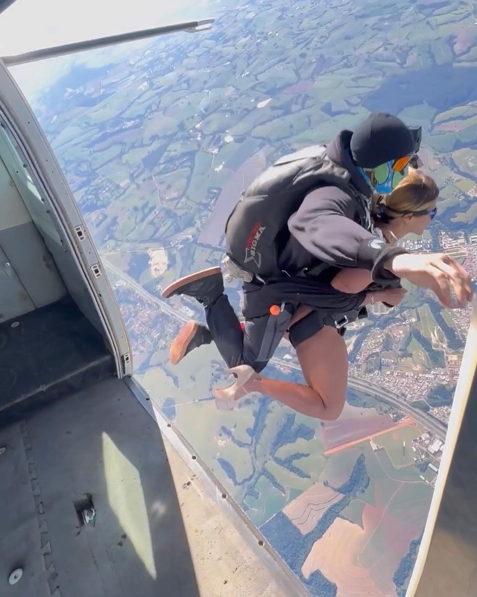 Cristiane Galera salta de paraquedas — Foto: Reprodução/Instagram