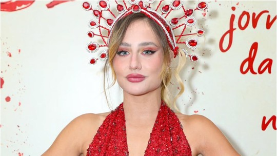 Bruna Griphao impressiona ao mostrar como ficou seu pé ao estrear como musa do Salgueiro