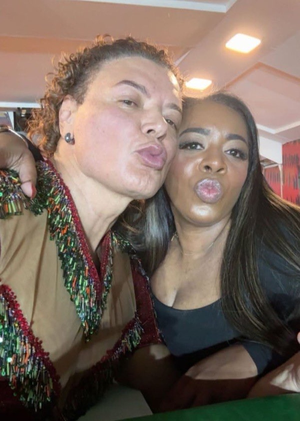 Fernanda, mãe de Vini Jr. no ensaio da Grande Rio — Foto: Reprodução/Instagram