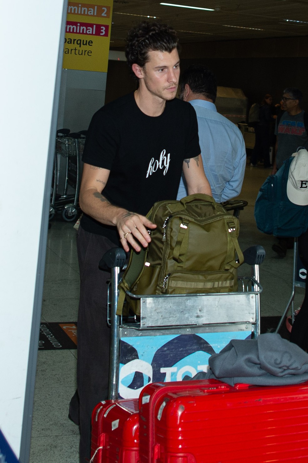 Bruna Marquezine e Shawn Mendes desembarcaram em SP — Foto: Eduardo Martins / Brazil News