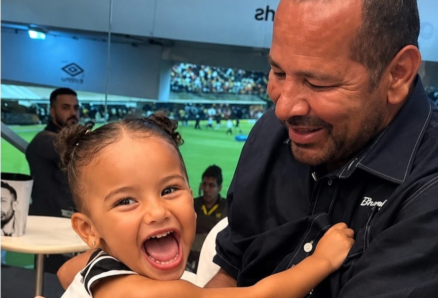 Pai de Neymar comemora aniversário de Mavie