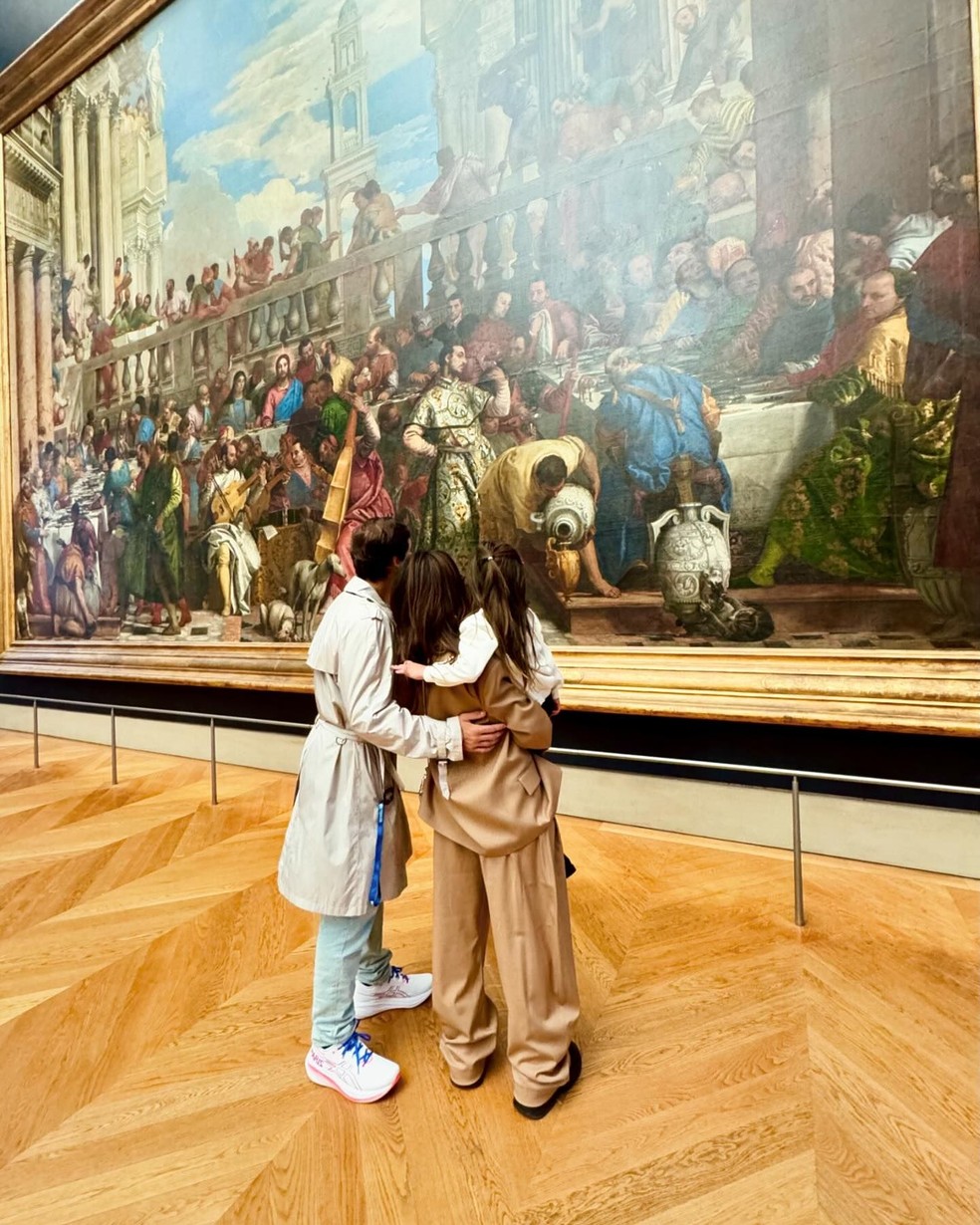 Sabrina Sato posa com Nicolas Prattes e Zoe, e Luiza Brunet torce