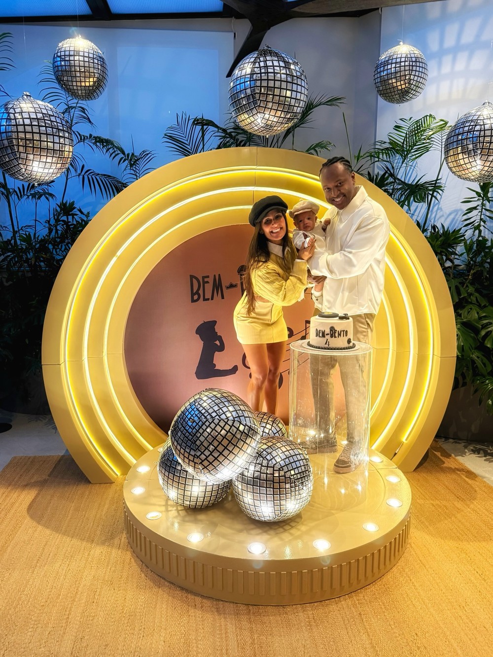 Carol Peixinho e Thiaguinho celebram mesversário do filho; fotos
