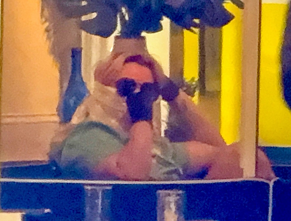 Britney Spears tenta se esconder de forma inusitada em restaurante — Foto: The Grosby Group