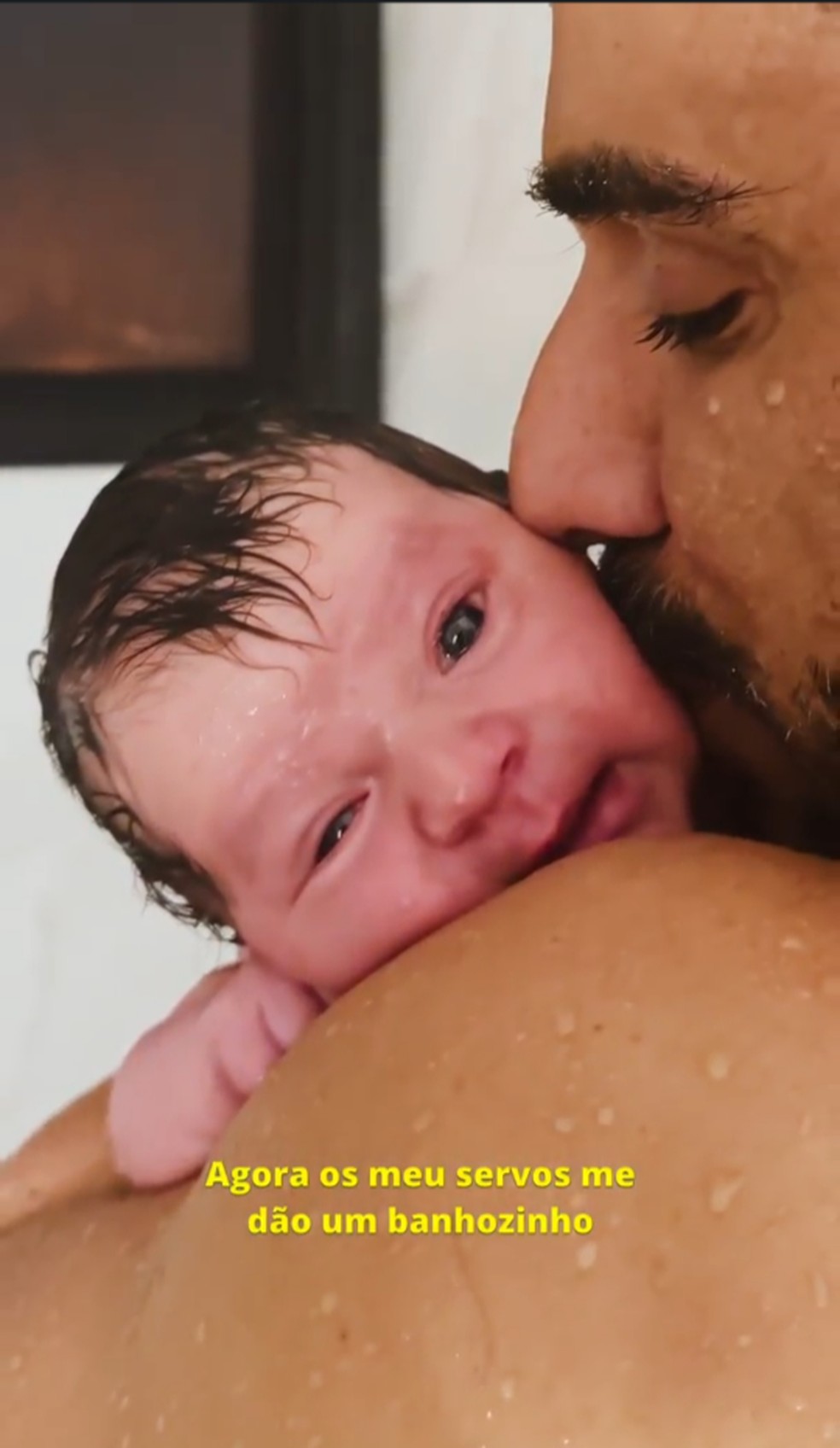 Julio Rocha mostra o rosto da filha recém-nascida pela primeira vez — Foto: Reprodução/Instagram