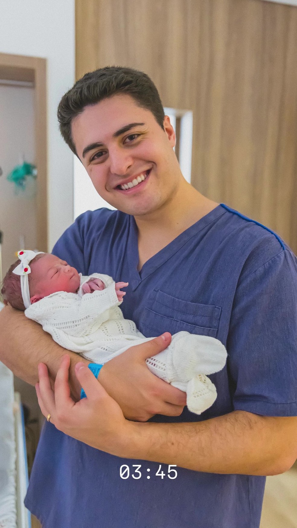 Luigi Cesar posta diário de parto de Luiza, sua filha com Júlia Vieira — Foto: Reprodução/Instagram