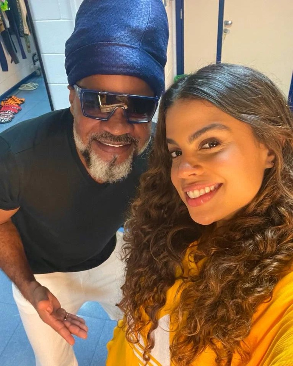 Carlinhos Brown e Clara Buarque, sua filha — Foto: Reprodução/Instagram