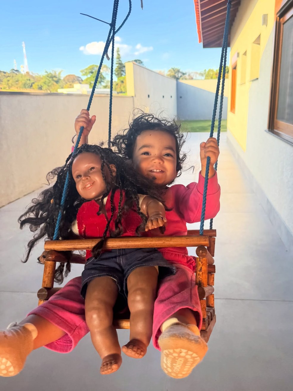 Aniki brinca em balanço com a boneca da chiquitita Pata — Foto: Reprodução/Instagram