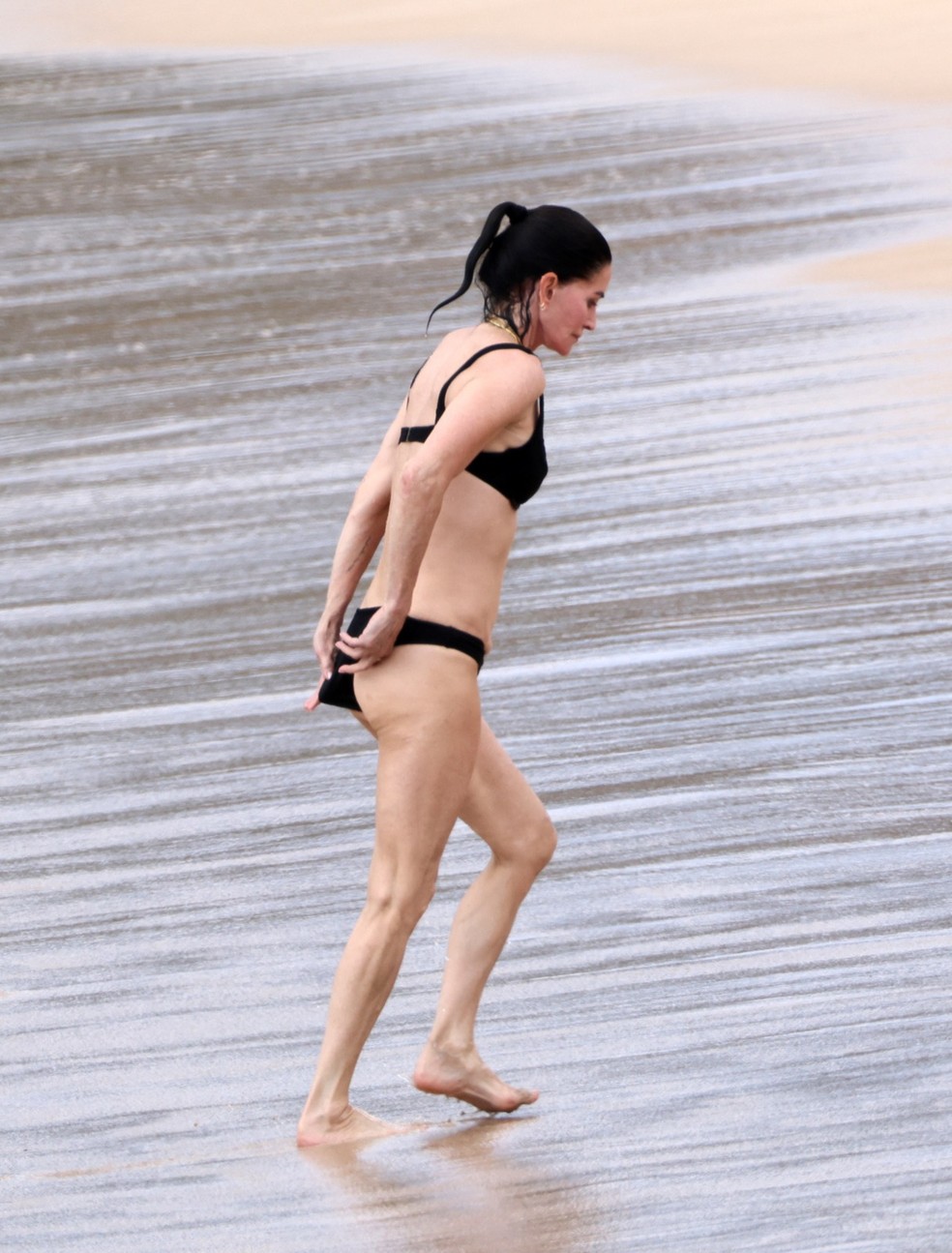 Courteney Cox em praia no Havaí — Foto: The Grosby Group