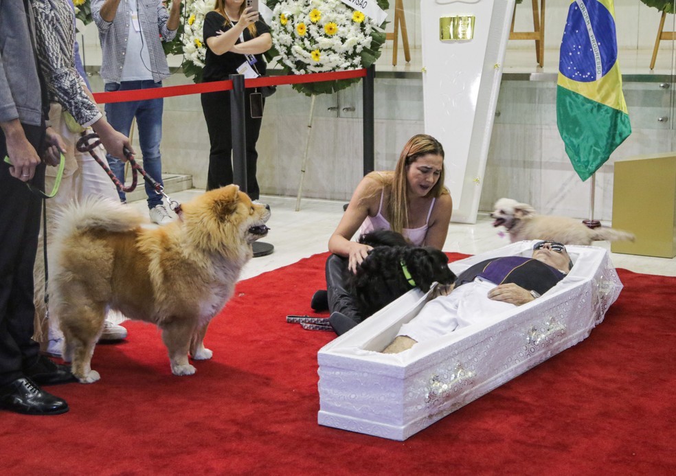 Com caixão no chão, viúva e cachorros de Nahim se despedem do cantor — Foto: Van Campos/AgNews