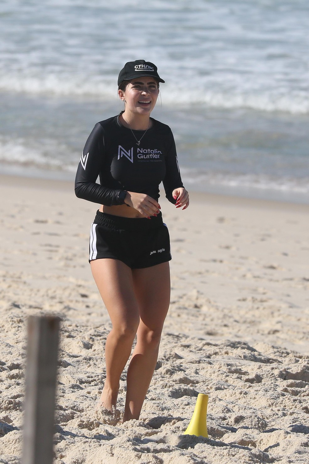 Jade Picon treina na praia — Foto:  Dilson Silva/ Agnews