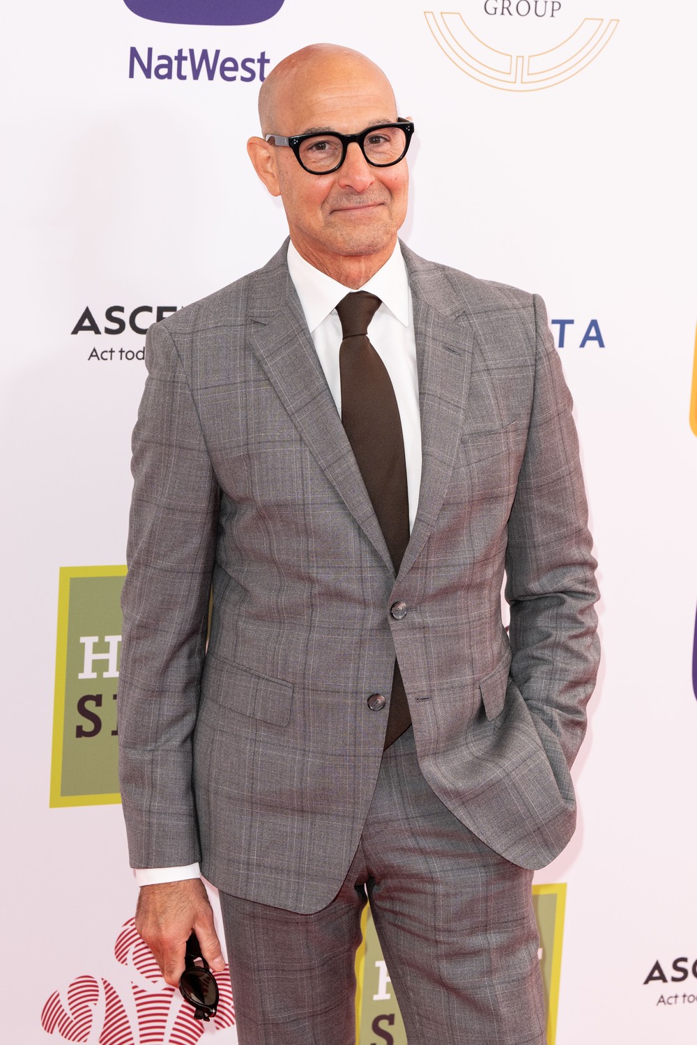 George Clooney rouba a cena durante tapete vermelho de premiação em Londres