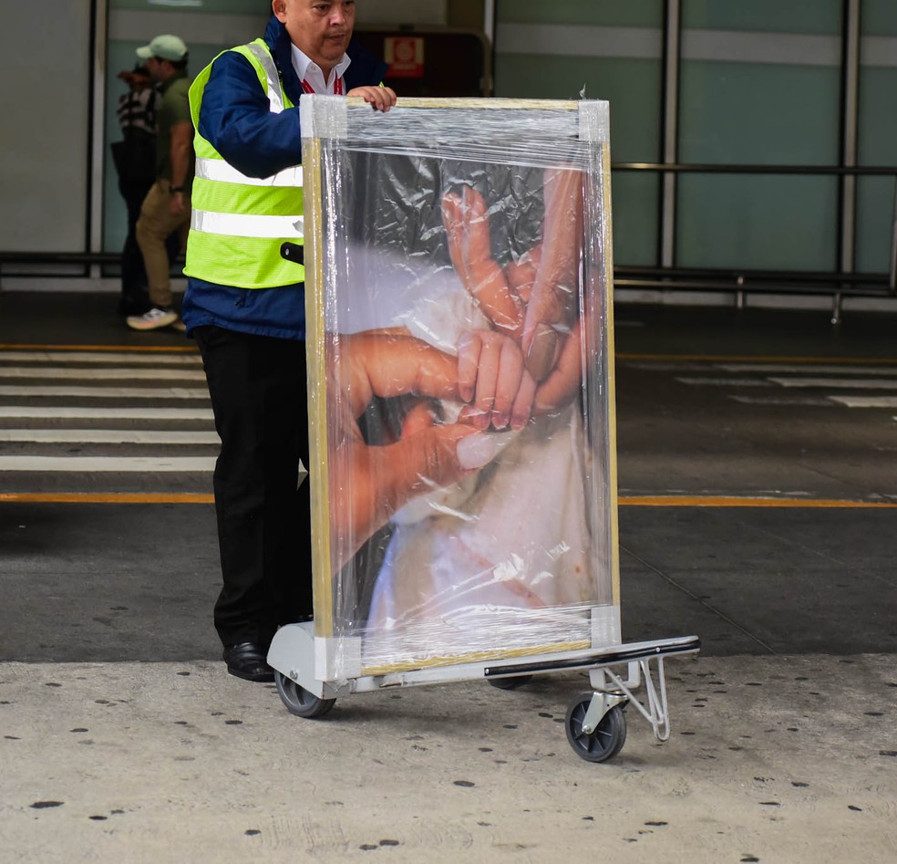 Ludmilla e Brunna Gon&ccedil;alves desembarcaram no Brasil com a filha &mdash; Foto: Webert Belicio/Agnews