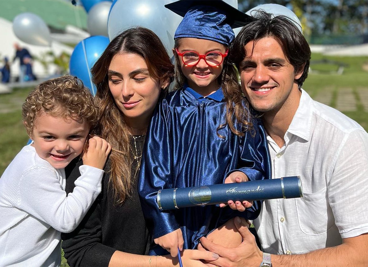 Caçula de Felipe Simas 'invade' foto da irmã em dia de formatura