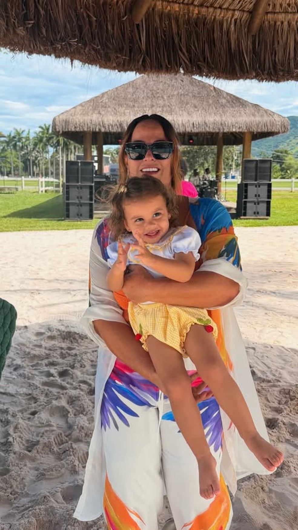 Helena, filha de Amanda Kimberlly e Neymar, com Nadine Gonçalves, mãe do jogador — Foto: Reprodução/Instagram