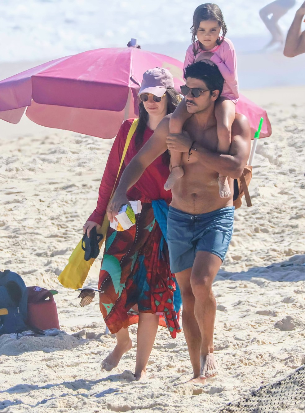 Nathalia Dill com o marido, Pedro Curvello, e a filha, Eva — Foto: Daniel Delmiro/AgNews