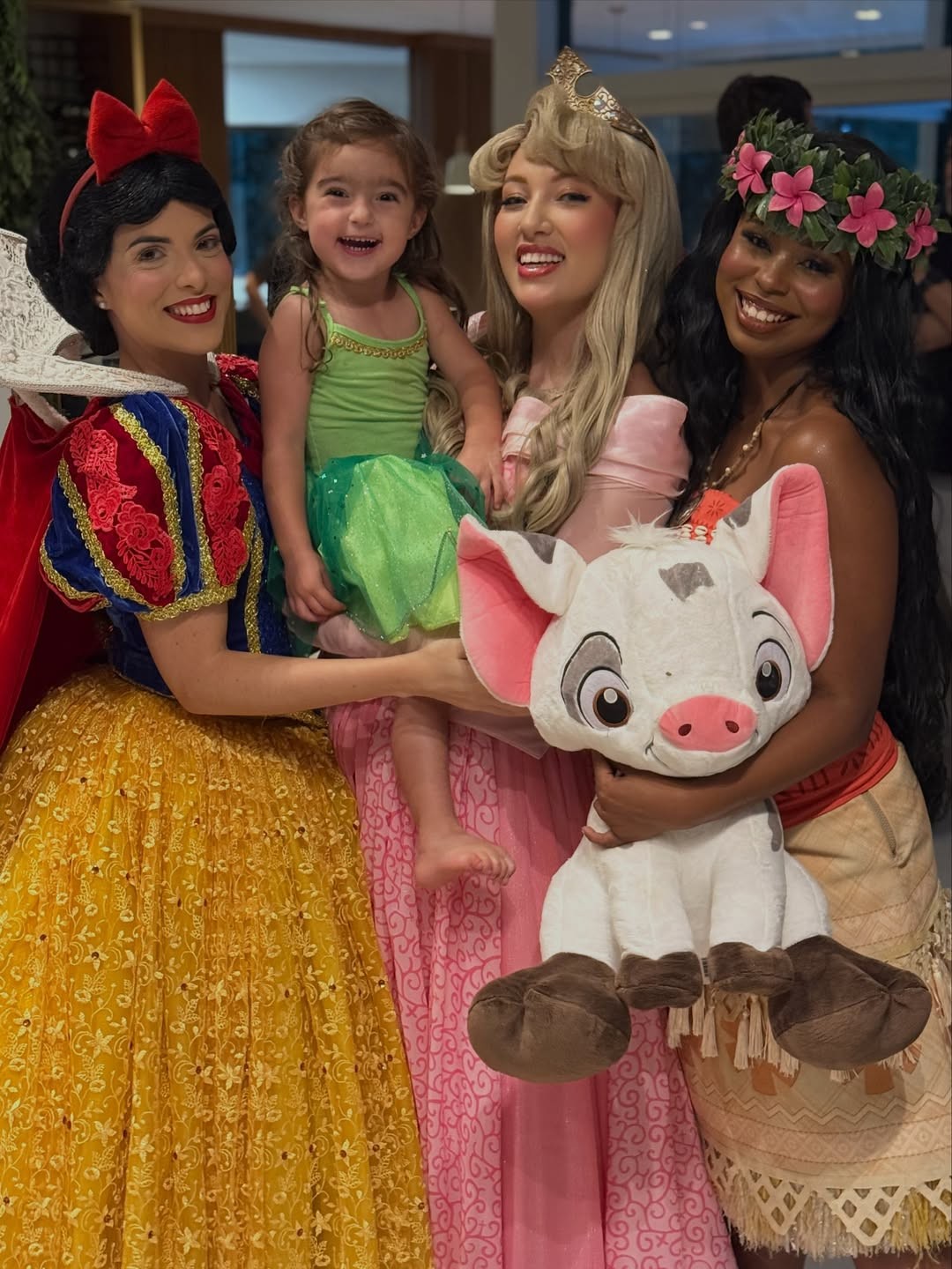 Thaila Ayala se emociona ao realizar sonho da filha e relembra infância sem princesas: 