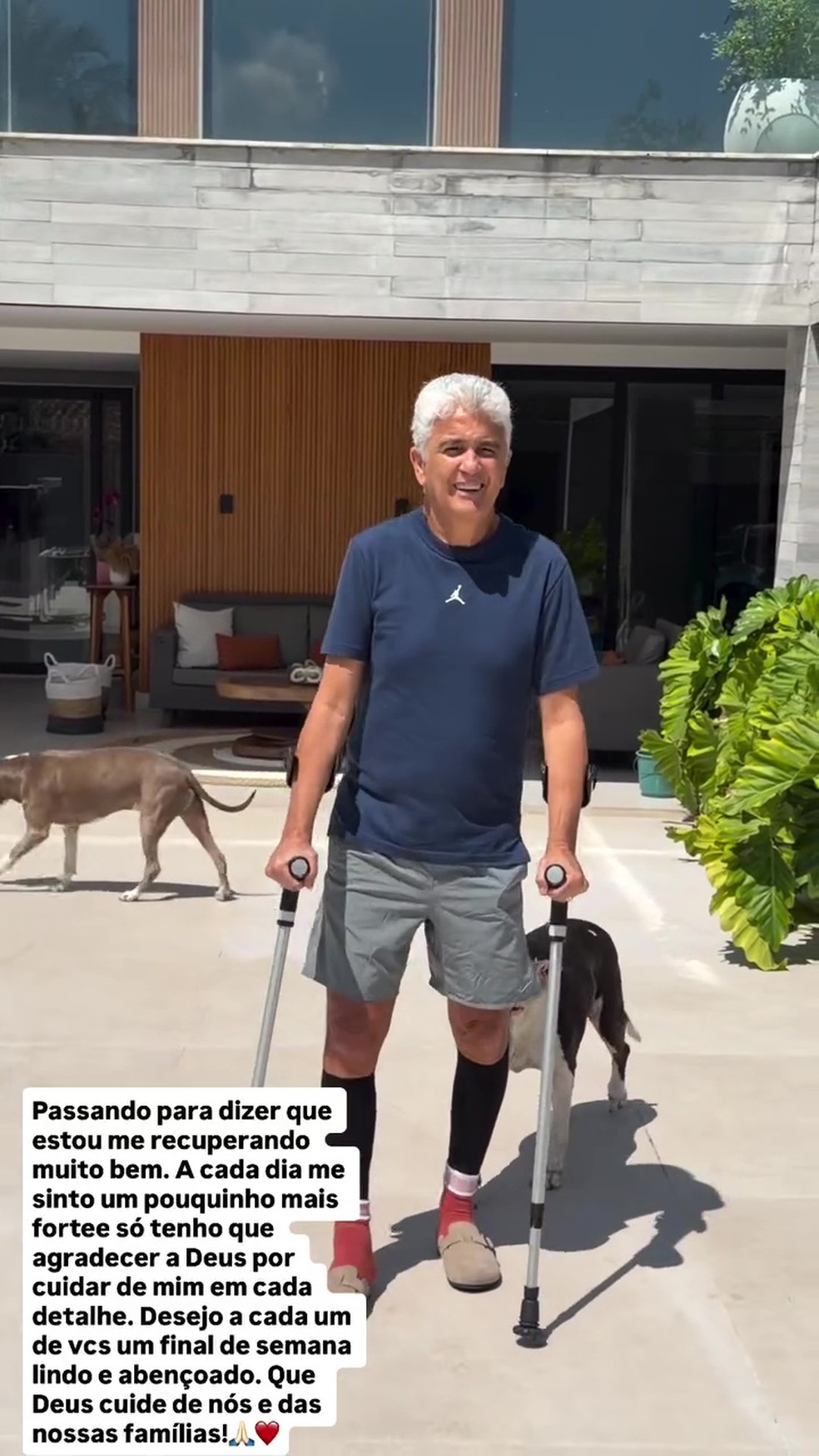Ex-jogador da Seleção Bebeto aparece de muletas e fala de recuperação — Foto: Reprodução/Instagram
