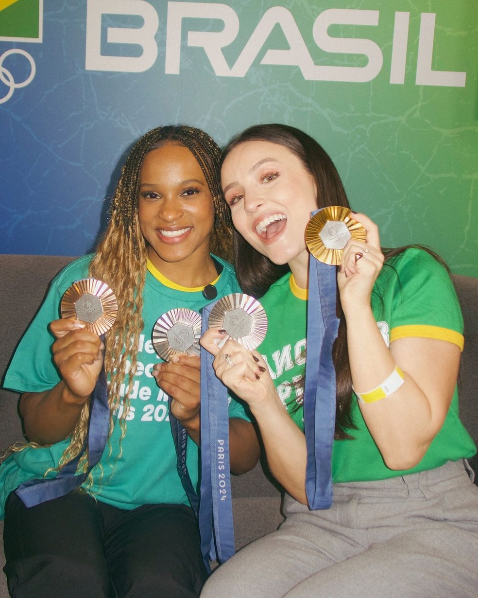 Larissa Manoela e Rebeca Andrade em Paris