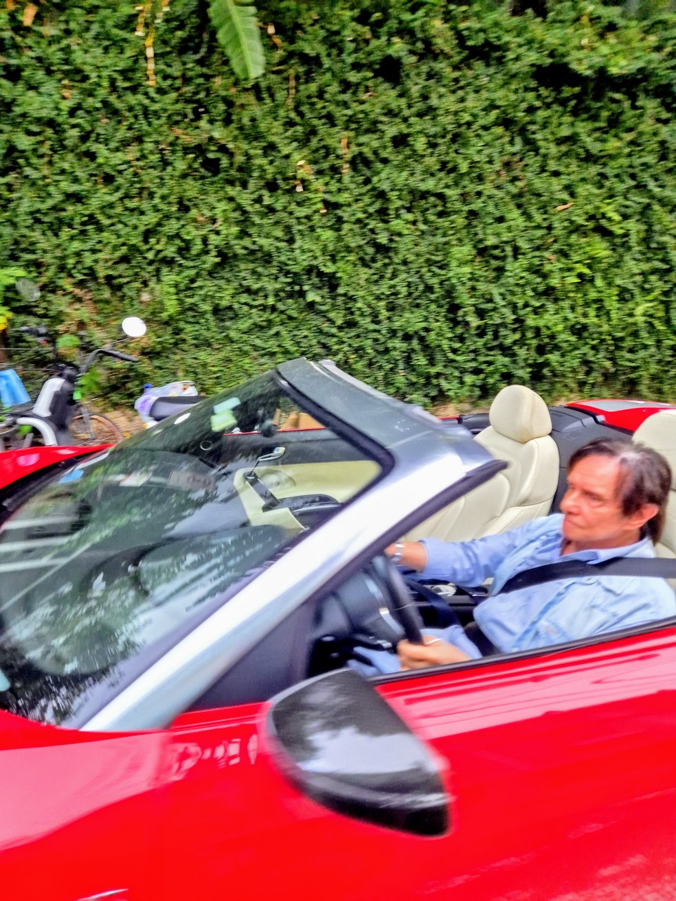 Roberto Carlos circula com seu AUDI pela urca — Foto: Dan Delmiro / Agnews