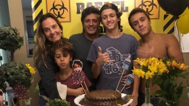 Ex-paquito Robson Barros, que morreu aos 57 anos, deixa 4 filhos, neta e empresa