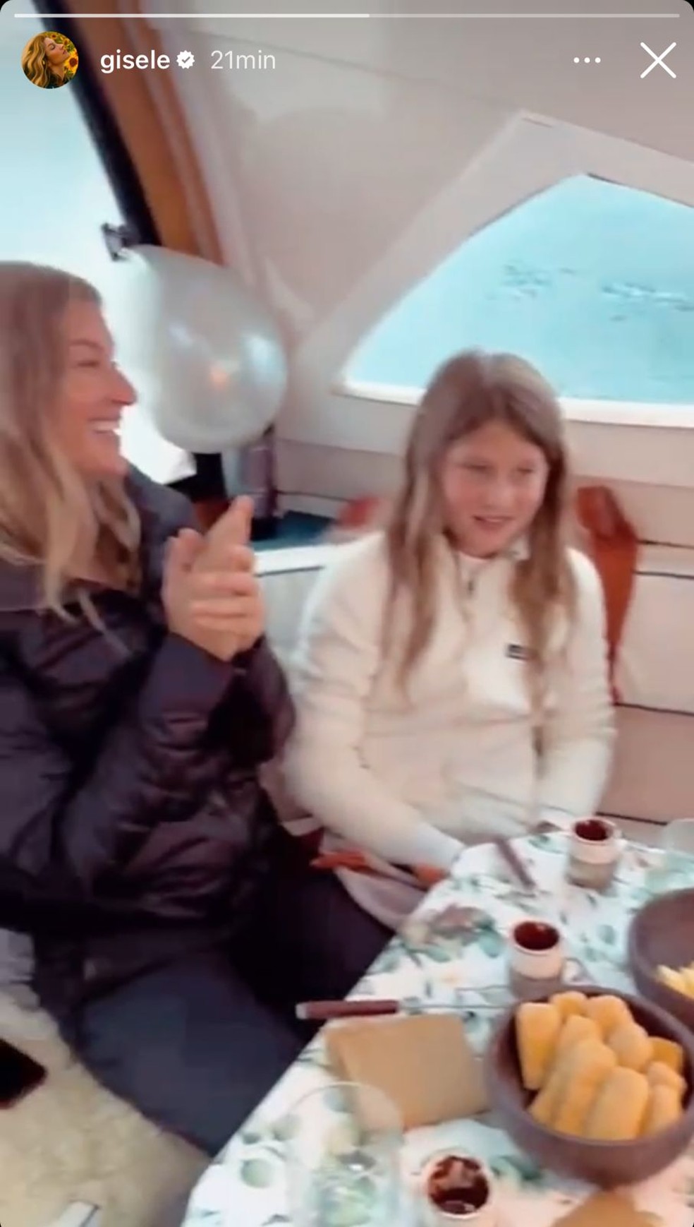 Gisele comemorando seu aniversário em barco — Foto: Reprodução / Instagram / Stories