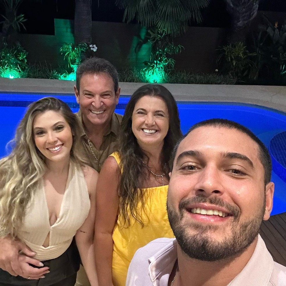 Luís Ricardo com a mulher, Zarrie, e os filhos, Mayra e Júnior — Foto: Reprodução/Instagram