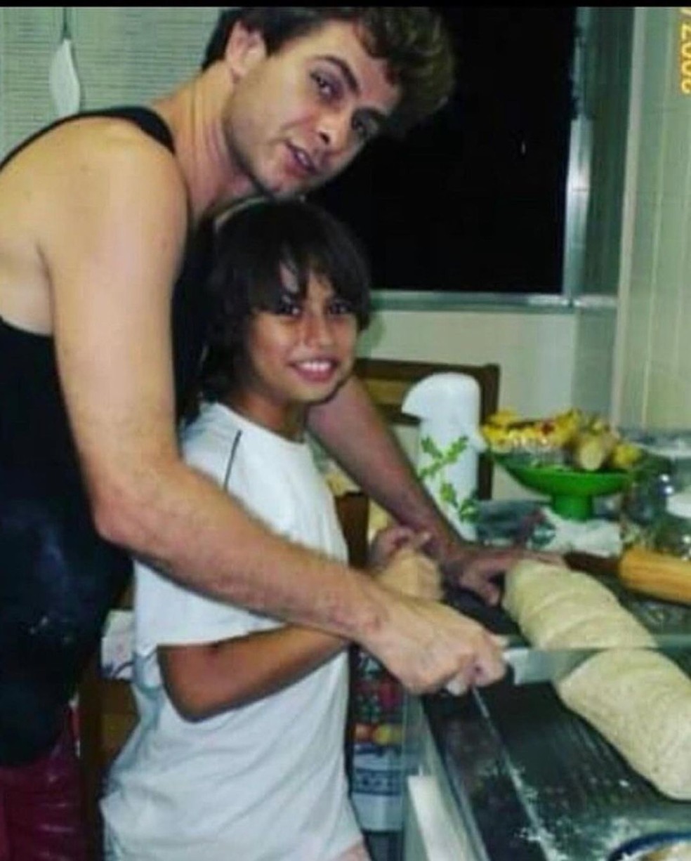João Vitti resgata fotos antigas com os filhos, Rafael e Francisco