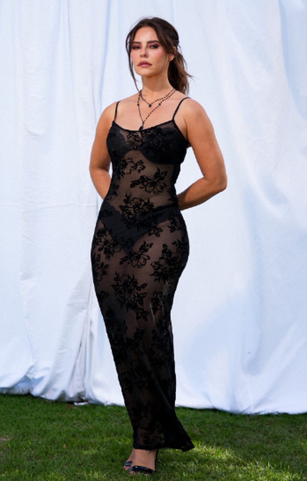 Paolla Oliveira usa vestido de renda com lingerie à mostra — Foto: Reprodução / Instagram