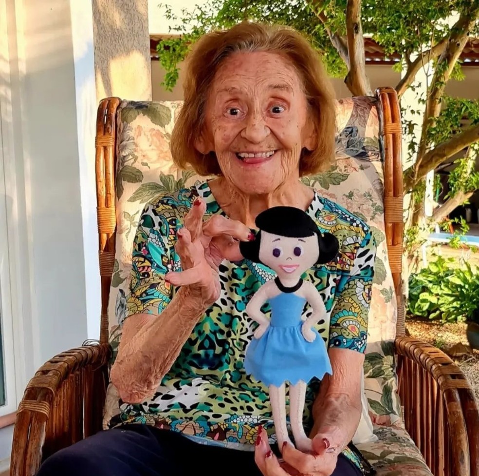 Laura Cardoso ganha boneca artesanal de Betty, personagem que dublou na animação Os Flinstones — Foto: Reprodução/Instagram