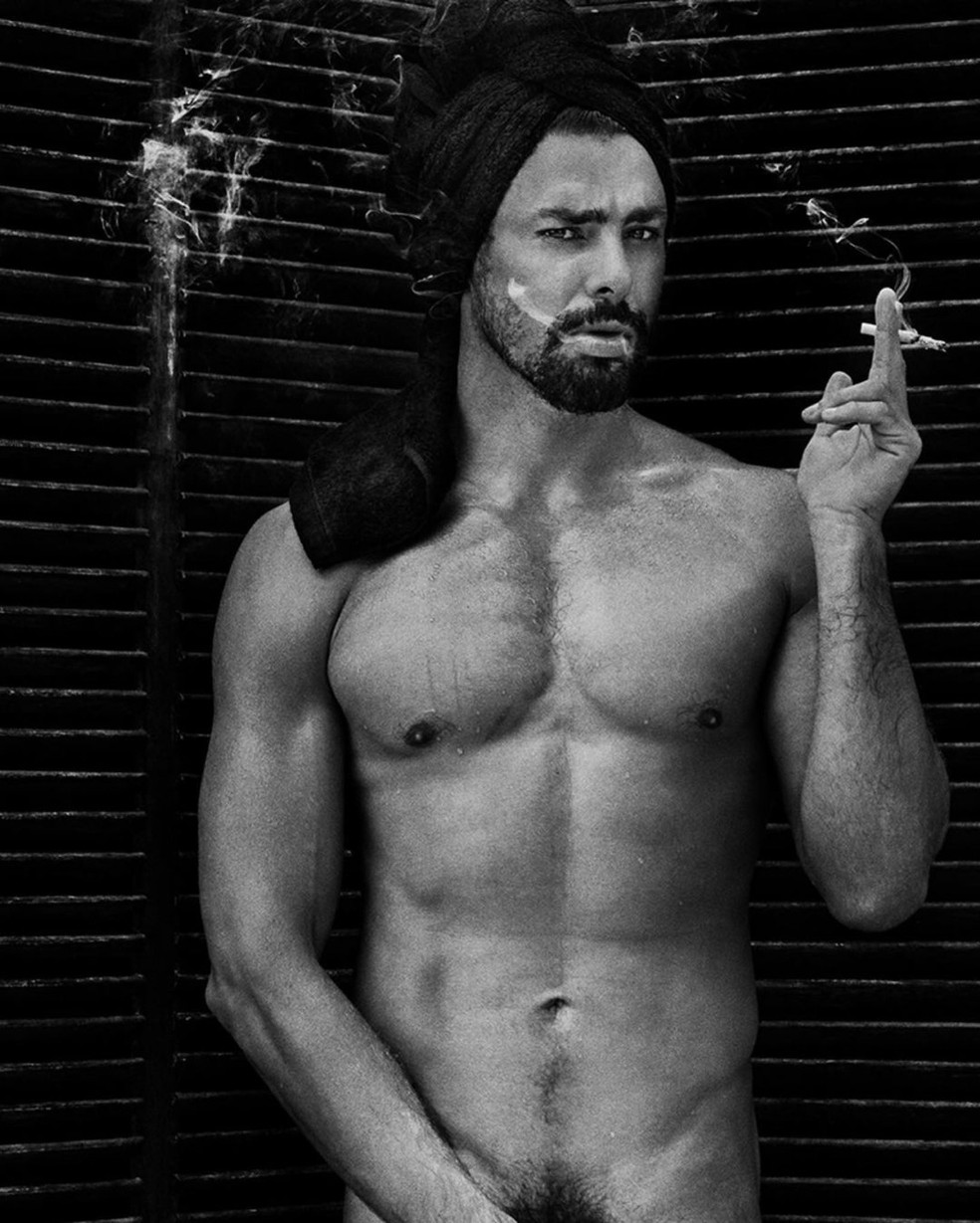 Cau&atilde; Reymond posa nu &mdash; Foto: Mario Testino