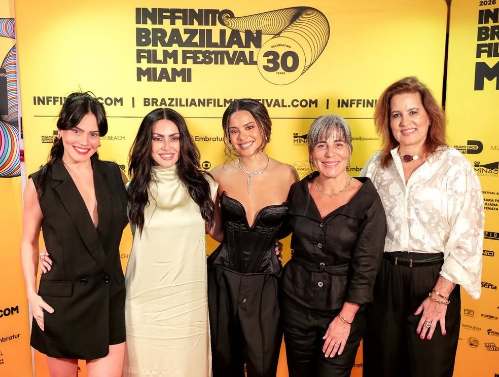 As atrizes Letícia Lima, Cleo Pires, Bella Campos e Gloria Pires posam com a produtora de cinema Cláudia Dutra — Foto: Reprodução/Instagram