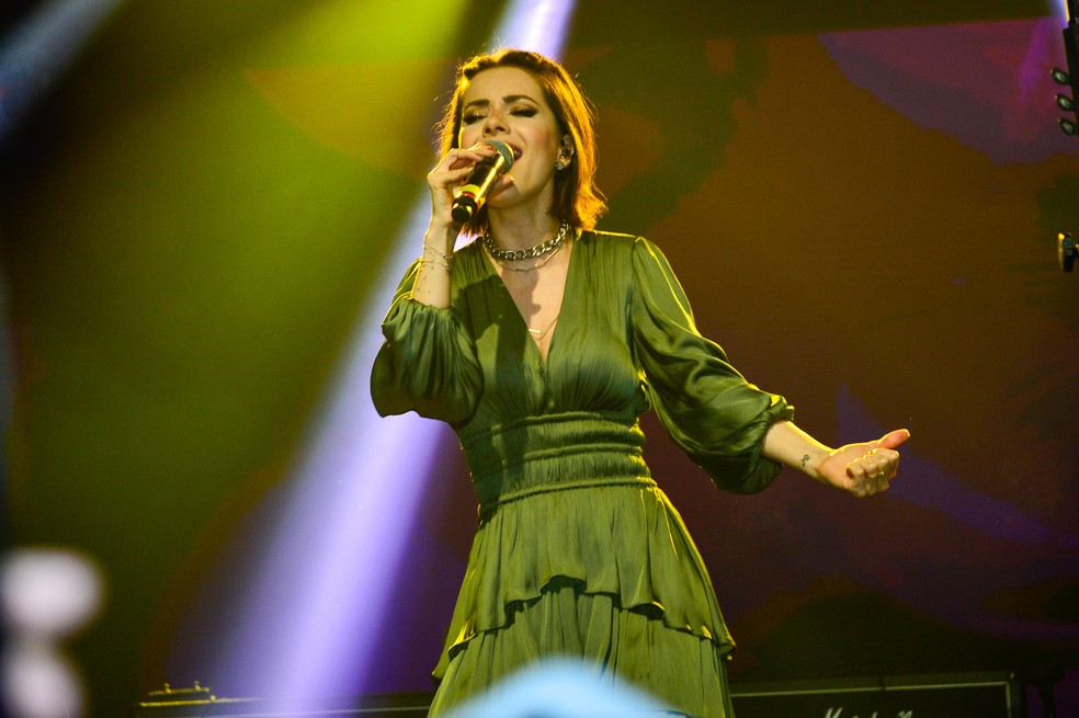 Sandy faz show em homenagem à madrinha de seu filho, que morreu em 2022