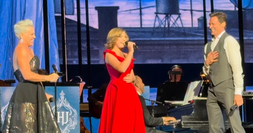 Filha de 14 anos de Pink surpreende ao cantar com a mãe e Hugh Jackman ...