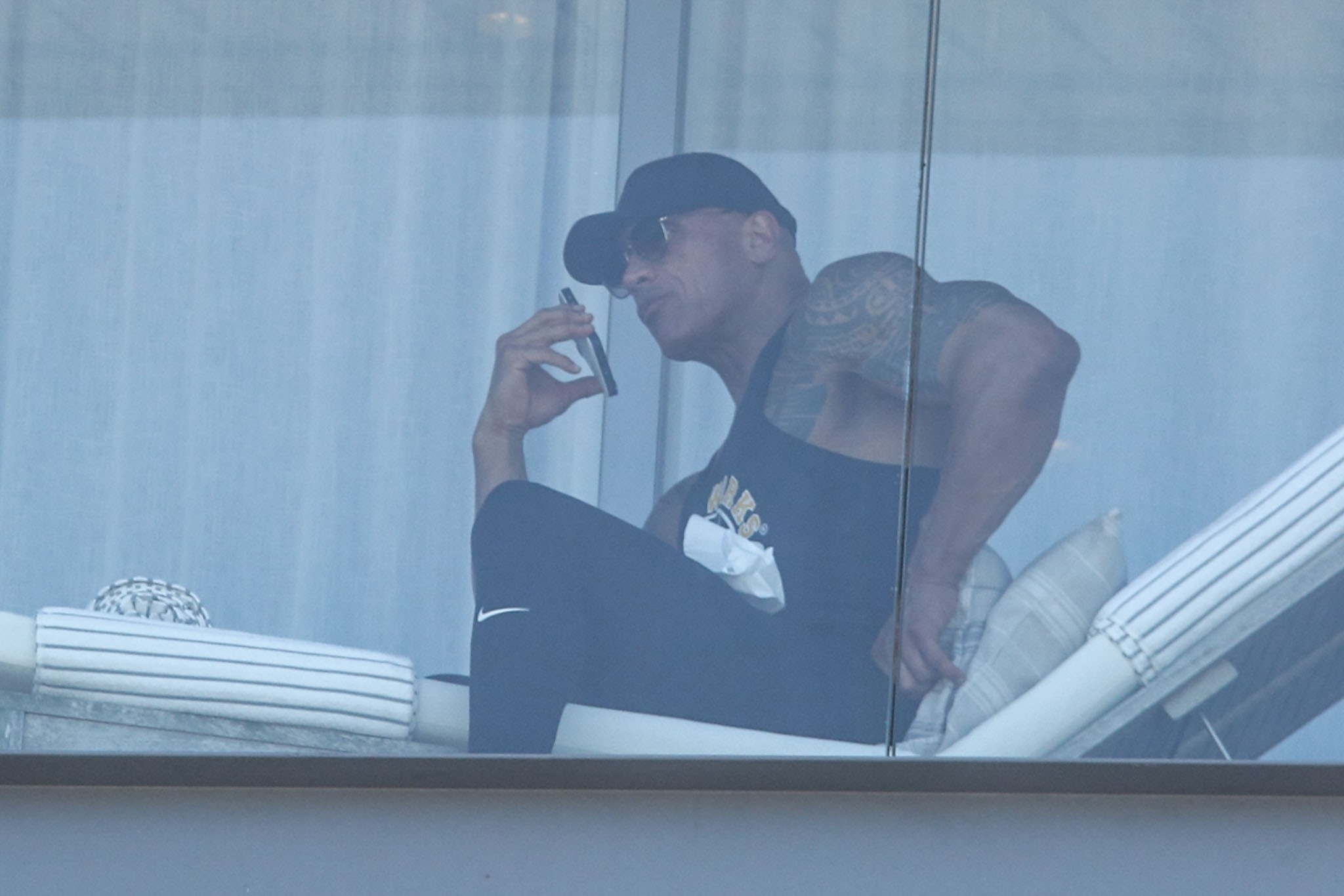 Dwayne Johnson, o The Rock, chega ao Brasil e é clicado em varanda de hotel no Rio