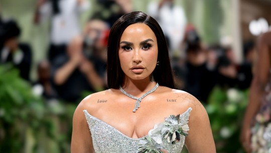 Demi Lovato supera 'trauma' e vai ao Met Gala após 8 anos; relembre a polêmica