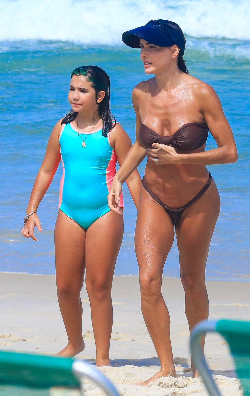 Deborah Secco curte praia com a filha  Foto: Fabrcio Pioyani/AgNews