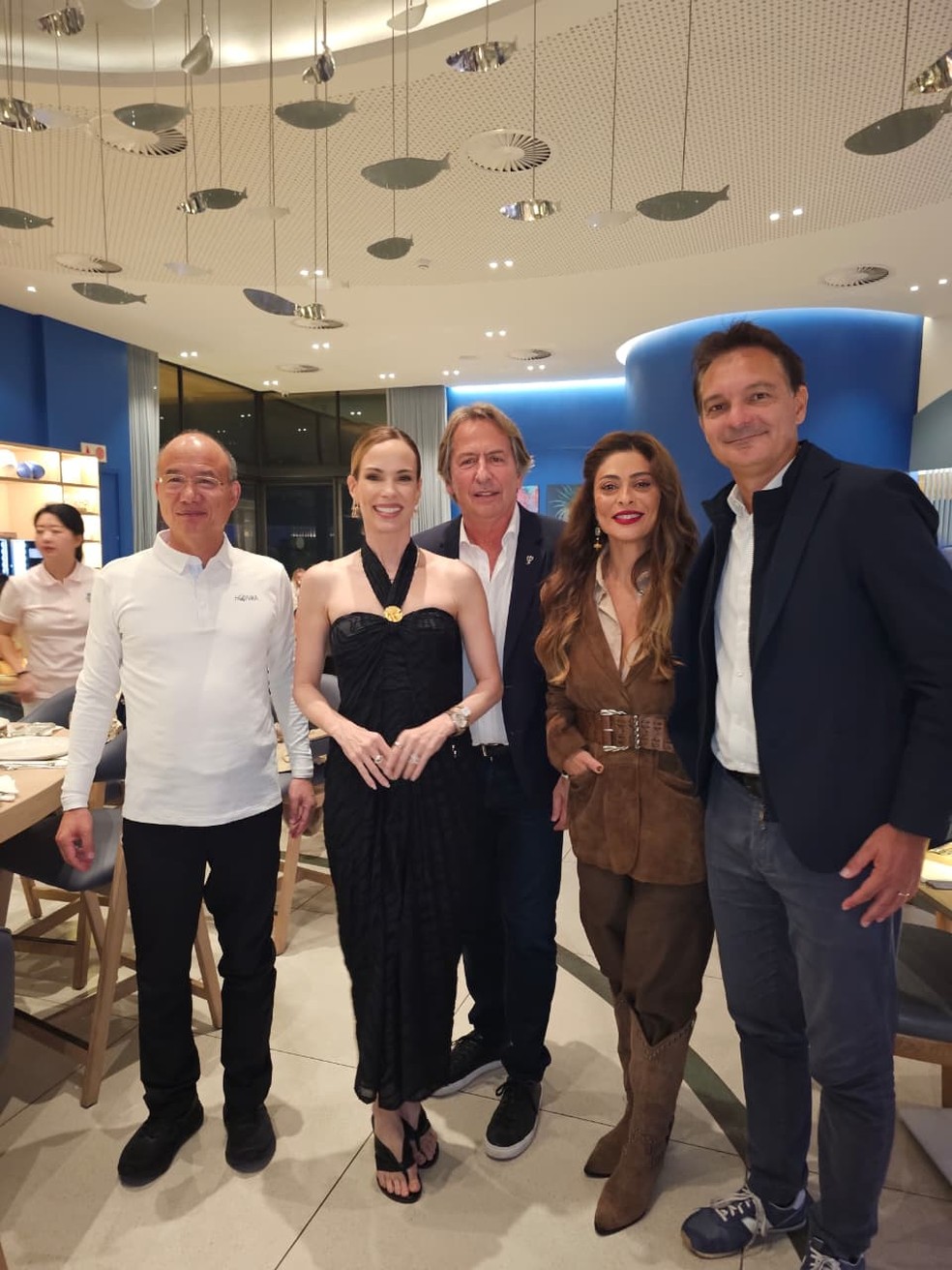 Juliana Paes e Ana Furtado no Club Med para a América do Sul com Guo Guangchang (Chairman e co-fundador da Fosun), Janyck Daudet (CEO do Club Med para a América do Sul) e Stéphane Maquaire (CEO global do Club Med) — Foto: Divulgação Club Med