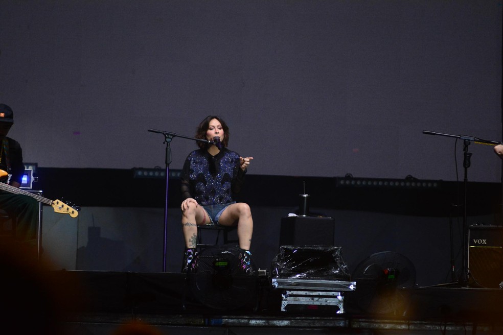 Após cirurgia, Pitty volta aos palcos e faz show sentada: 'Desistir ...