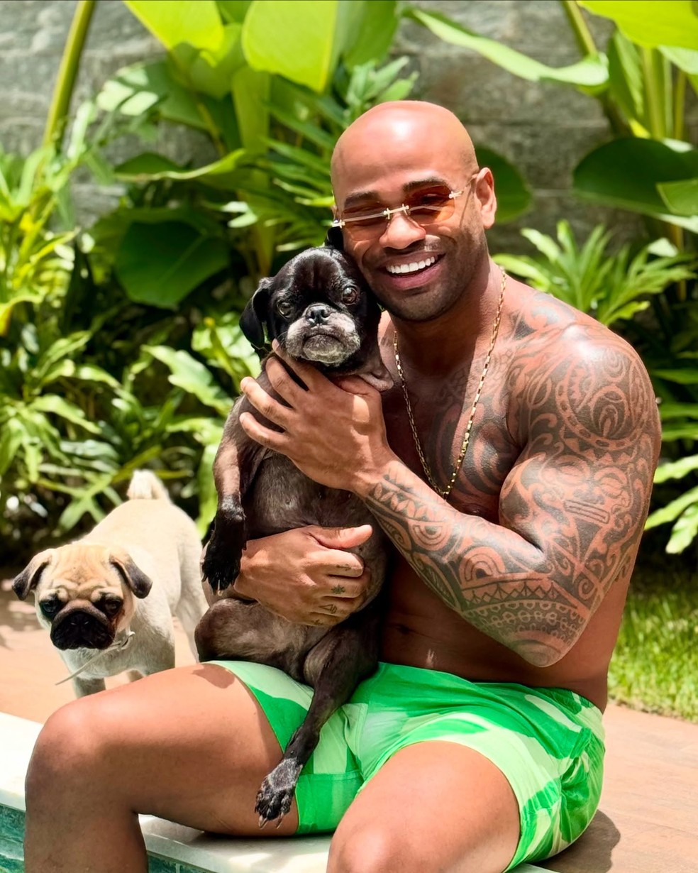 Cezar Black com Rocco (em seu colo) e Rocca (ao seu lado) — Foto: @eu_diegoneres | Instagram