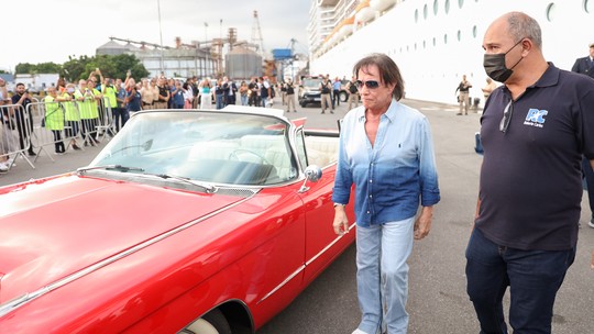 Roberto Carlos chega em seu Cadillac vermelho para cruzeiro em Santos; fotos
