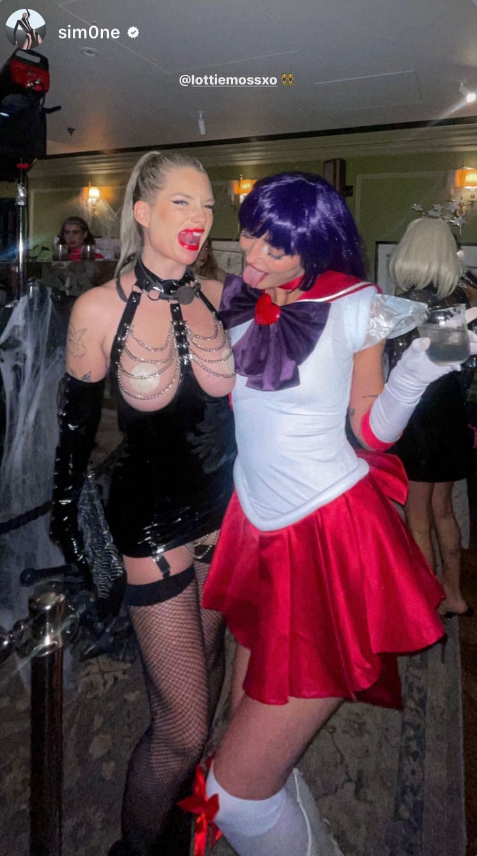 Lottie Moss (esq) em festa de Halloween — Foto: Instagram
